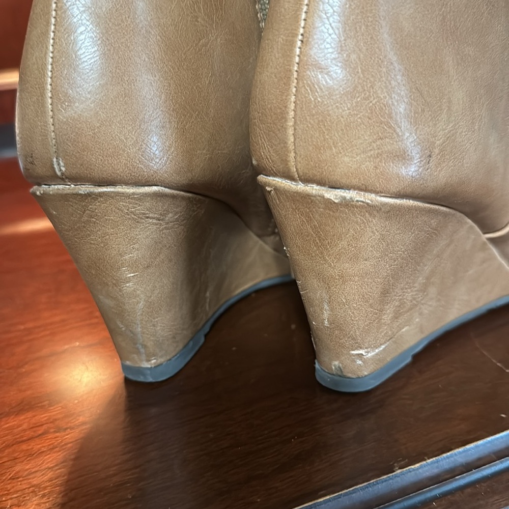 CL by Laundry tan leather wedge booties 6.5 - Picture 2 of 4